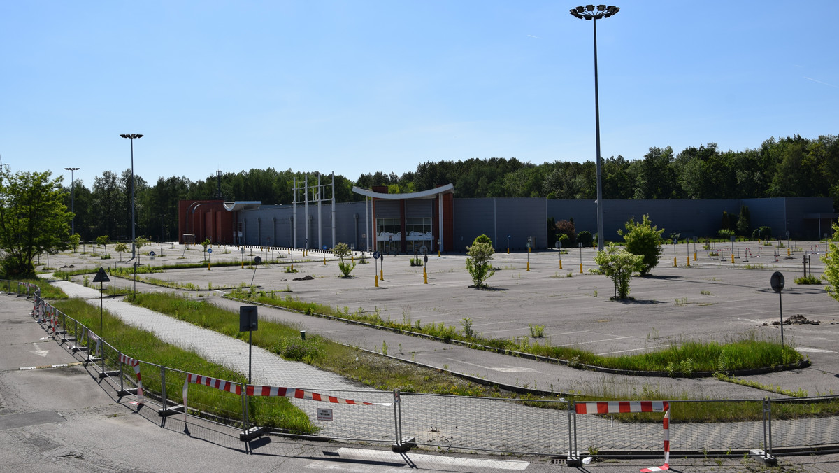 Opustoszałe i zamknięte na cztery spusty Centrum Handlowe Sosnowiec zostanie prawdopodobnie zrównane z ziemią. Właściciel działki, na której do połowy ubiegłego roku działało CH Sosnowiec, złożył właśnie w tamtejszym urzędzie miejskim wniosek o pozwolenia na rozbiórkę. To pierwsze w Polsce zamknięte centrum handlowe, które splajtowało.