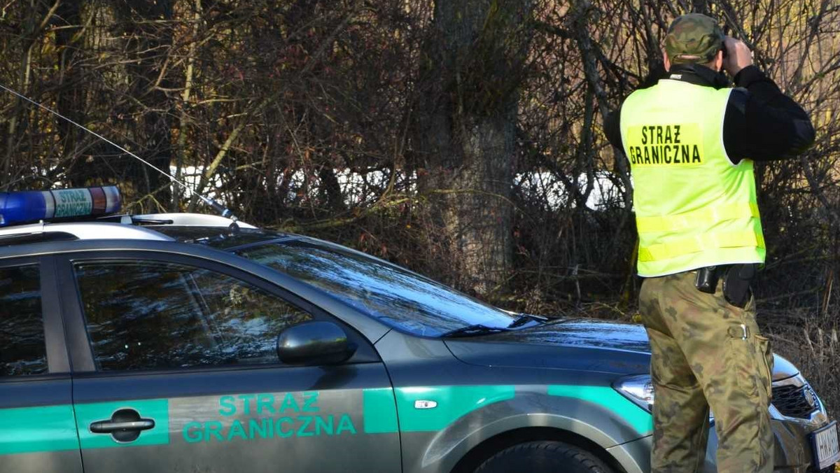 41-letniego cudzoziemca, który usiłował przekroczyć zieloną granicę z Polski na Ukrainę, zatrzymali strażnicy graniczni z placówki w Hermanowicach (woj. podkarpackie). Mężczyzna, który nie miał przy sobie żadnych dokumentów mówił, że idzie do swojej dziewczyny.