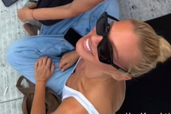 (VIDEO) BELA MAJICA, DŽINS I PODIGNUTA PUNĐA Nataša Bekvalac u ležernom izdanju đuska na koncertu Dina Merlina, jedna stvar ne prestaje da se komentariše