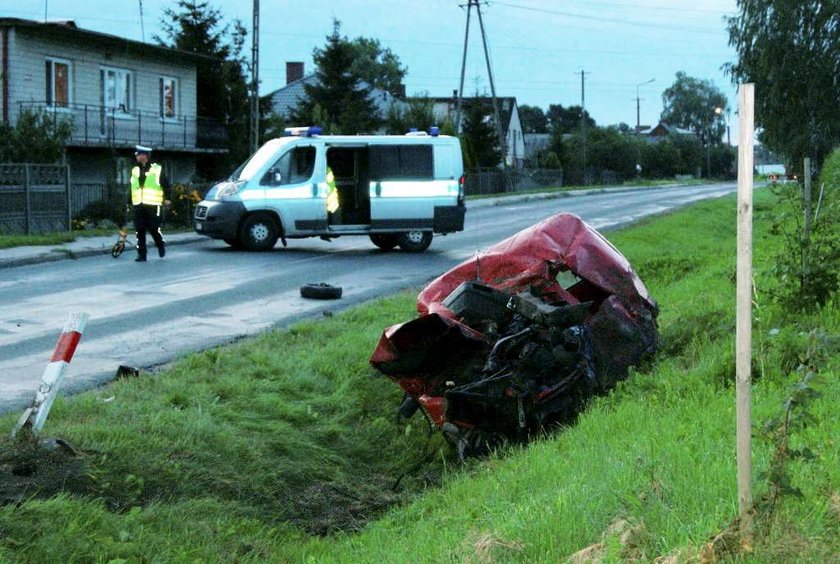 Makabra. Z citroena została metalowa kula, a tir...