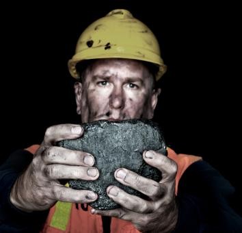 <b>Emerytury górników bez zmian</b>
<br>
<br>
Kiedy premier Donald Tusk zaproponował zmiany w systemie emerytalnym, miały one objąć także górników. Emerytury górnicze miały przysługiwać tylko osobom, które pracują bezpośrednio przy wydobyciu we wszelkiego rodzaju kopalniach.
<br>
<br>
Jednak w tym zakresie nic się nie zmieniło i emerytura górnicza przysługuje pracownikowi, który ukończył 55 lat i ma okres pracy górniczej wynoszący łącznie z okresami pracy równorzędnej co najmniej 20 lat dla kobiet i 25 lat dla mężczyzn, w tym co najmniej 10 lat pracy górniczej (pracy pod ziemią oraz na odkrywce w kopalniach siarki i węgla brunatnego).
<br>
<br>
Górnicy, którzy posiadają staż  pracy górniczej wynoszący łącznie z okresami pracy równorzędnej co najmniej 20 lat - kobiety i co najmniej 25 lat - mężczyźni, w tym co najmniej 15 lat pracy górniczej, prawo do emerytury nabywają po ukończeniu 50 lat.
<br>
<br>
Natomiast prawo do emerytury bez względu na wiek i zajmowane stanowisko przysługuje osobom, które przez co najmniej 25 lat pracowały stale i w pełnym wymiarze czasu pracy pod ziemią.
<br>
<br>
Świadczenie to przysługuje wreszcie, jeśli pracownik nie przystąpił do otwartego funduszu emerytalnego albo złożył wniosek przekazanie środków zgromadzonych na rachunku w otwartym funduszu emerytalnym, za pośrednictwem Zakładu Ubezpieczeń Społecznych na dochody budżetu państwa.
<br>
<br>
Każdy rok górniczej emerytury liczy się tak, jakby dana osoba pracowała 1,5-1,8 roku. 
<br>
<br>
<a  href=