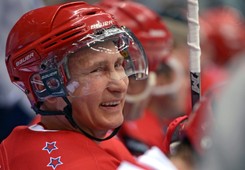 Władimir Putin strzelił 8 goli w meczu z byłymi gwiazdami NHL. ZDJĘCIA