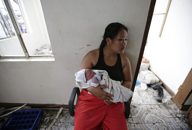 Filipiny: Cudem uratowana z kataklizmu kobieta urodziła dziewczynkę