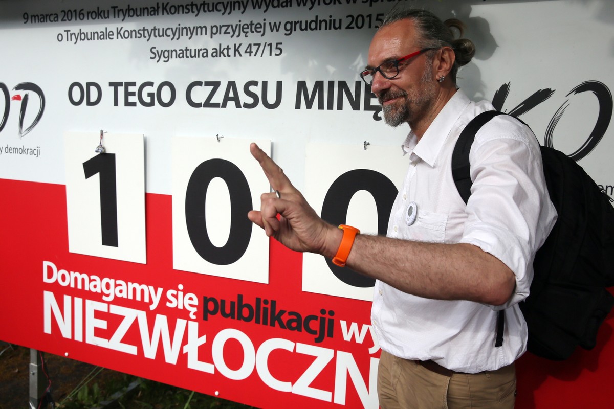 Lider KOD Mateusz Kijowski, podczas konferencji prasowej "Studniówka KOD pod licznikiem", PAP/Tomasz Gzell