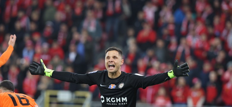Sabotaż Gikiewicza w meczu z Widzewem. Bramkarz Zagłębia wyrzucił swój klub z Pucharu Polski