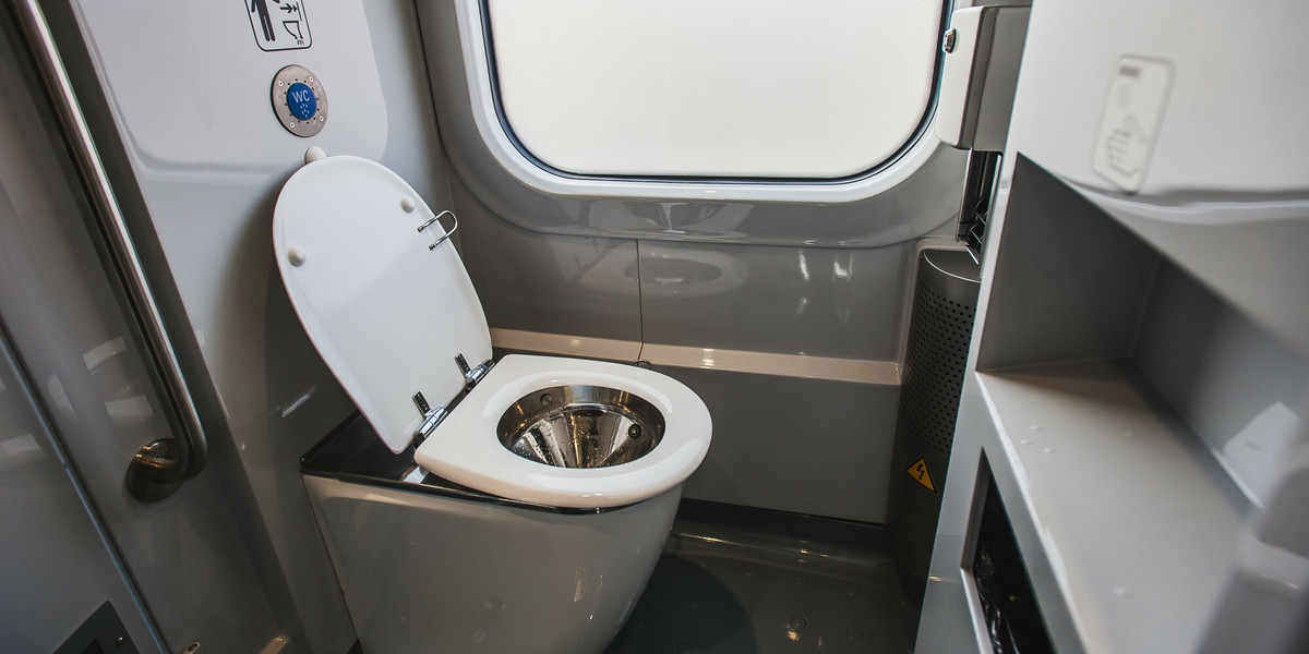 Tak wyglądają nowe toalety w pociągach. Tych starych lepiej nie pokazywać