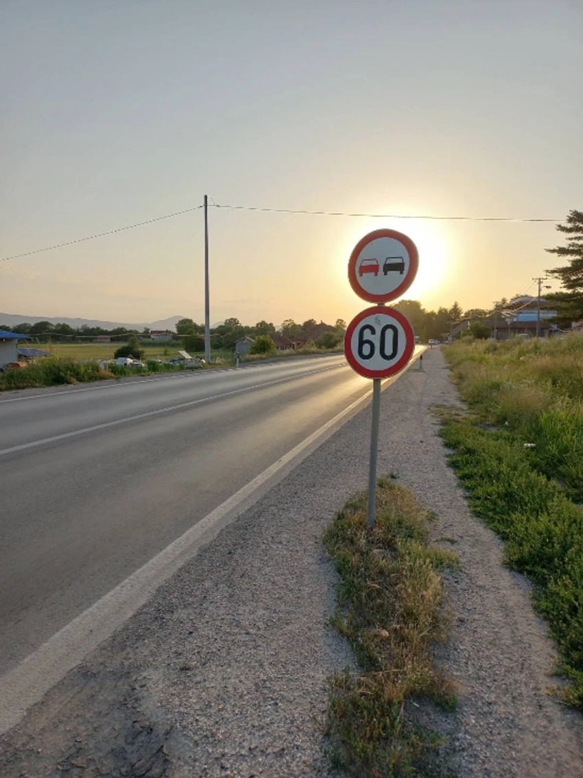 Saobraćajni znakovi "zabrana preticanja motornih vozila" i "ograničenje brzine 60 km/h" nedaleko od mesta nesreće
