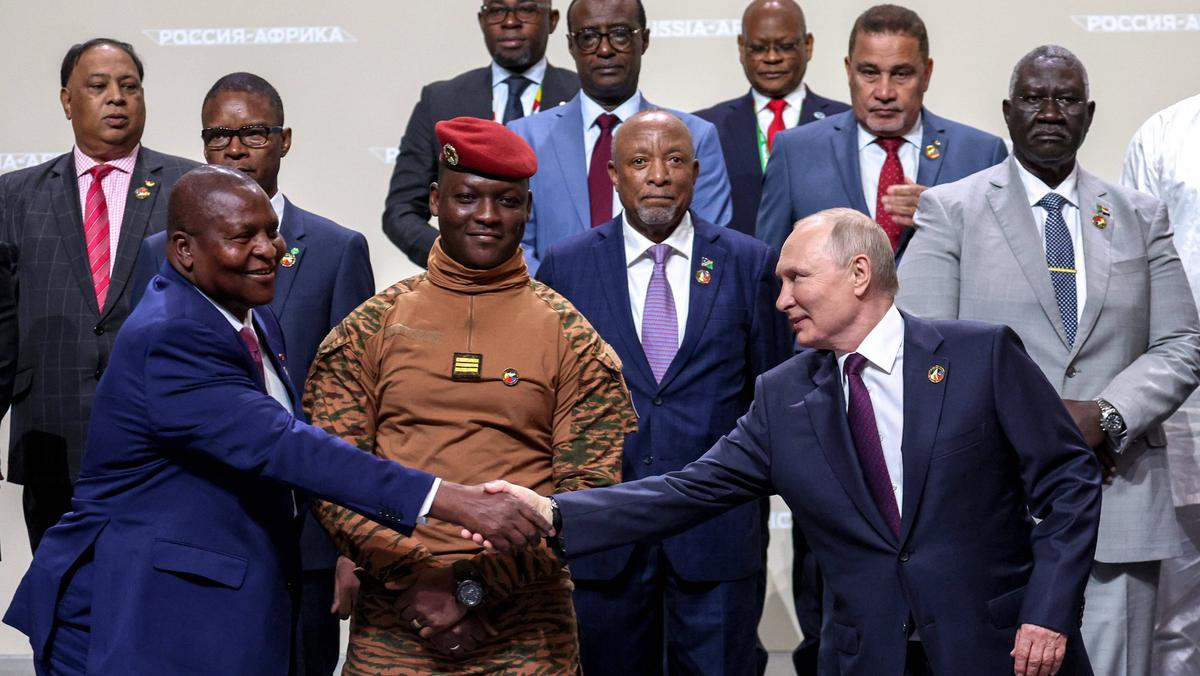 Władimir Putin z uczestnikami szczytu Rosja-Afryka w Petersburgu. W mundurze tymczasowy przywódca Burkina Faso Ibrahim Traore