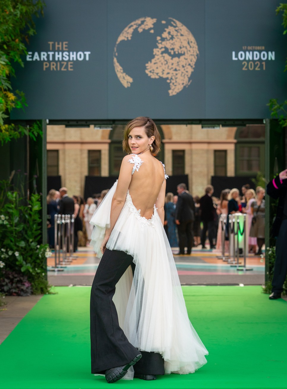 Emma Watson egy újrahasznosított Harris Reed ruhát viselt az Earthshot Prize ünnepségen
