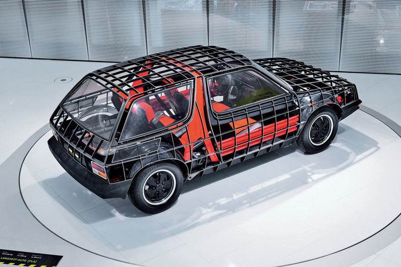 Na zlecenie niemieckiego ministerstwa ds. badań i rozwoju Porsche zaprojektowało na początku lat 70. XX w. auto przyszłości, oszczędzające bogactwa naturalne. Prezes zarządu ds. rozwoju Ernst Fuhrmann zaprezentował studyjne FLA (wewnętrzne oznaczenie: Typ 1989) podczas salonu we Frankfurcie. Założenia były proste: podwojenie żywotności auta (do 20 lat i 300 tys. km przebiegu) plus ułatwiony recykling materiałów, gdy pojazd przestanie być już eksploatowany. Dziś projekt FLA można zobaczyć w muzeum Porsche, na wystawie poświęconej prototypom. 