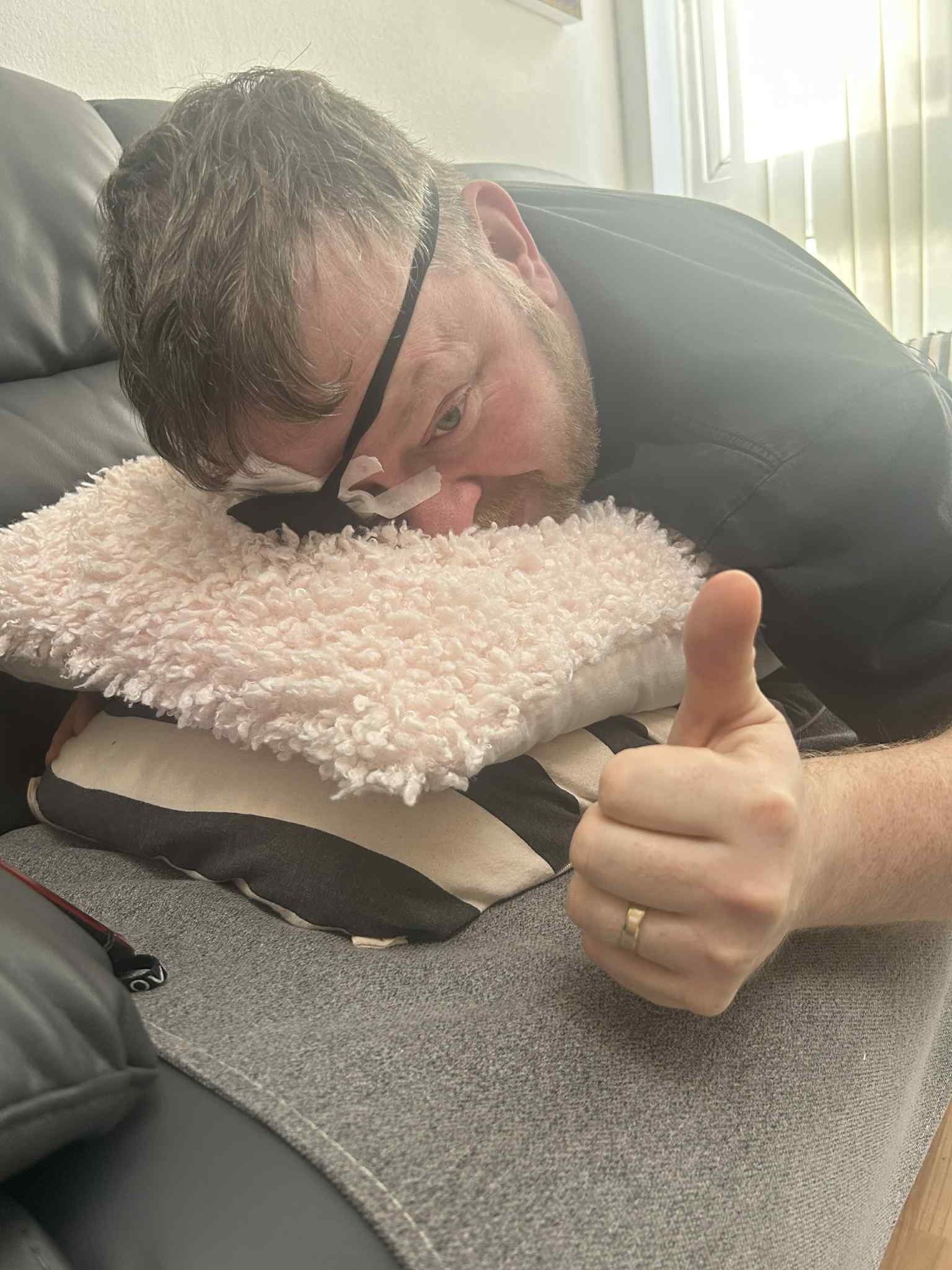 Mark Bryan mal po operácii zvláštne halucinácie. 