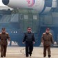 Kim Dzong Un, w tle międzykontynentalny pocisk balistyczny Hwasong-17.