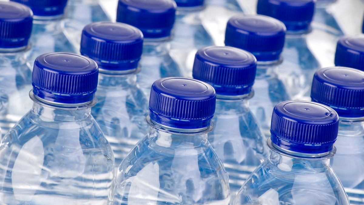 Według najnowszych badań w butelkowanej wodzie wytrącają się mikrocząstki plastiku. Ich wpływ na ludzkie zdrowie jest nieznany. Interwencję w tej sprawie zapowiedziała Światowa Organizacja Zdrowia, która zleciła już dodatkowe badania – informuje BBC.