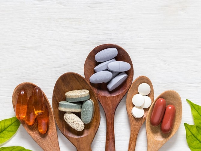 Svi veštački vitamini za razliku od prirodnih imaju malu bioiskoristljivost, pa se veći procenat vitamina koje unesemo izbacuje