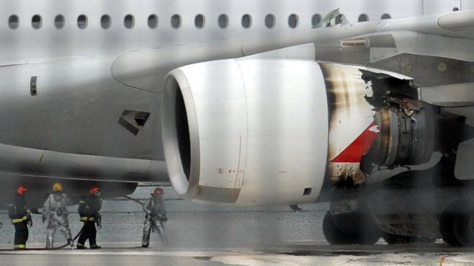 Zdjęcie wykonane 4 listopada 2010 r. przedstawia samolot Airbus A380 linii Qantas po awaryjnym lądowaniu na międzynarodowym lotnisku Changi w Singapurze.