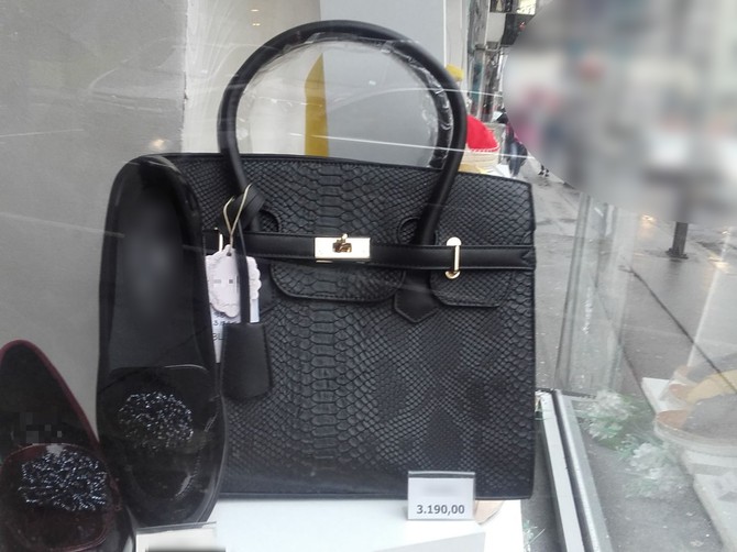Replika Birkinice "glavom i bradom"