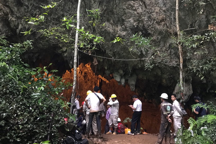 Dzieci uwięzione w jaskini. Trwa akcja ratunkowa, wciąż pada deszcz