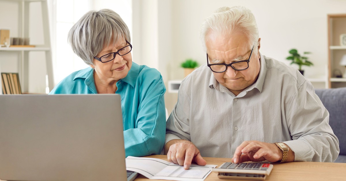 Aktualne limity dorabiania do emerytury w 2026 roku. Przekroczysz próg? ZUS wstrzyma lub całkowicie zawiesi wypłatę Twojego świadczenia