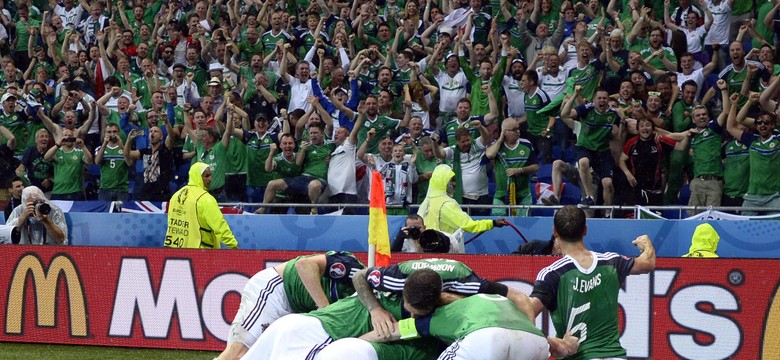 Gradobicie i niespodzianka w meczu Ukraina i Irlandia Północna. Wynik korzystny dla Polski. WIDEO