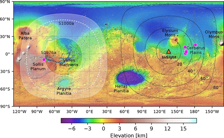 Mapa Marsa z zaznaczonymi trzęsieniami i lokalizacją InSight (pomarańczowy trójkąt).