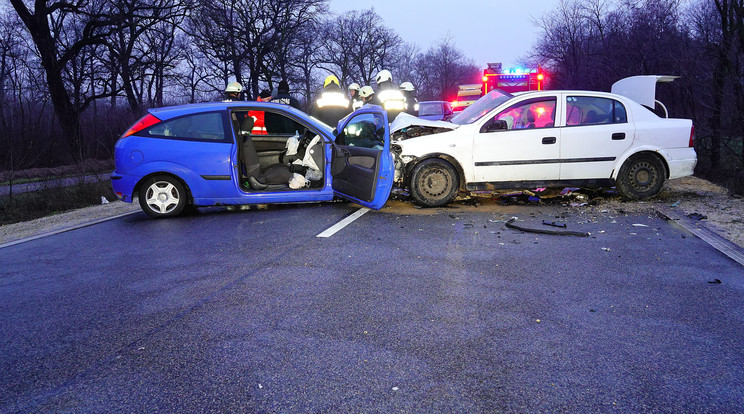 Összeroncsolódott személygépkocsik a 44-es főúton Nyárlőrinc térségében, ahol a két gépjármű frontálisan összeütközött. A balesetben meghalt egy férfi / fotó: MTI/Donka Ferenc 
