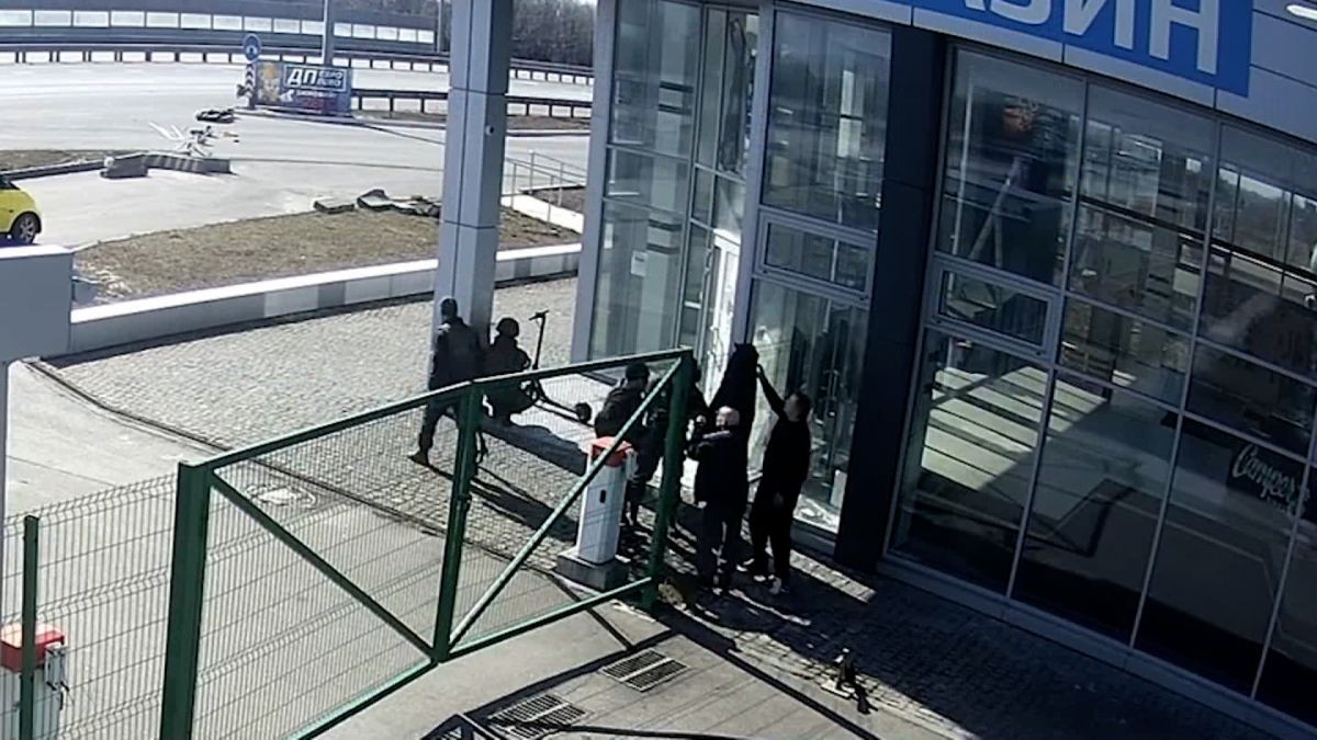 Rosjanie strzelają cywilom w plecy, nagranie z monitoringu