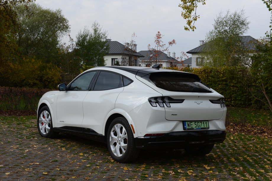 Ford Mustang Mach-E Frost White wygląda znakomicie. I w najmniejszym stopniu nie kojarzy się z licznymi na naszych drogach samochodami firmowymi.