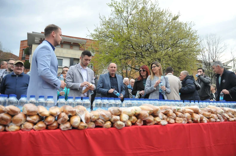 Draško Stanivuković, doručak i protest na parkingu u Banjaluci