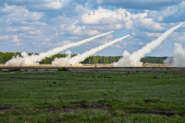 Strzelanie bojowe polskich wyrzutni M142 HIMARS na poligonie w Toruniu. Podstawowym orężem wyrzutni są rakiety GMLRS. To m.in. ona produkowane mają być w niemieckiej fabryce amunicji.