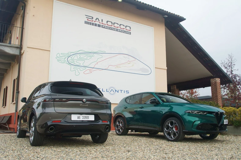 Alfa Romeo Tonale Plug-In Hybrid Q4 na torze Balocco