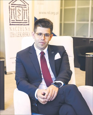 Wywiad. 50 proc. lekarzy jest wypalonych zawodowo. Głównym powodem jest nie aspekt finansowy, tylko brak wsparcia systemowego, narażenie na duży stres i biurokracja