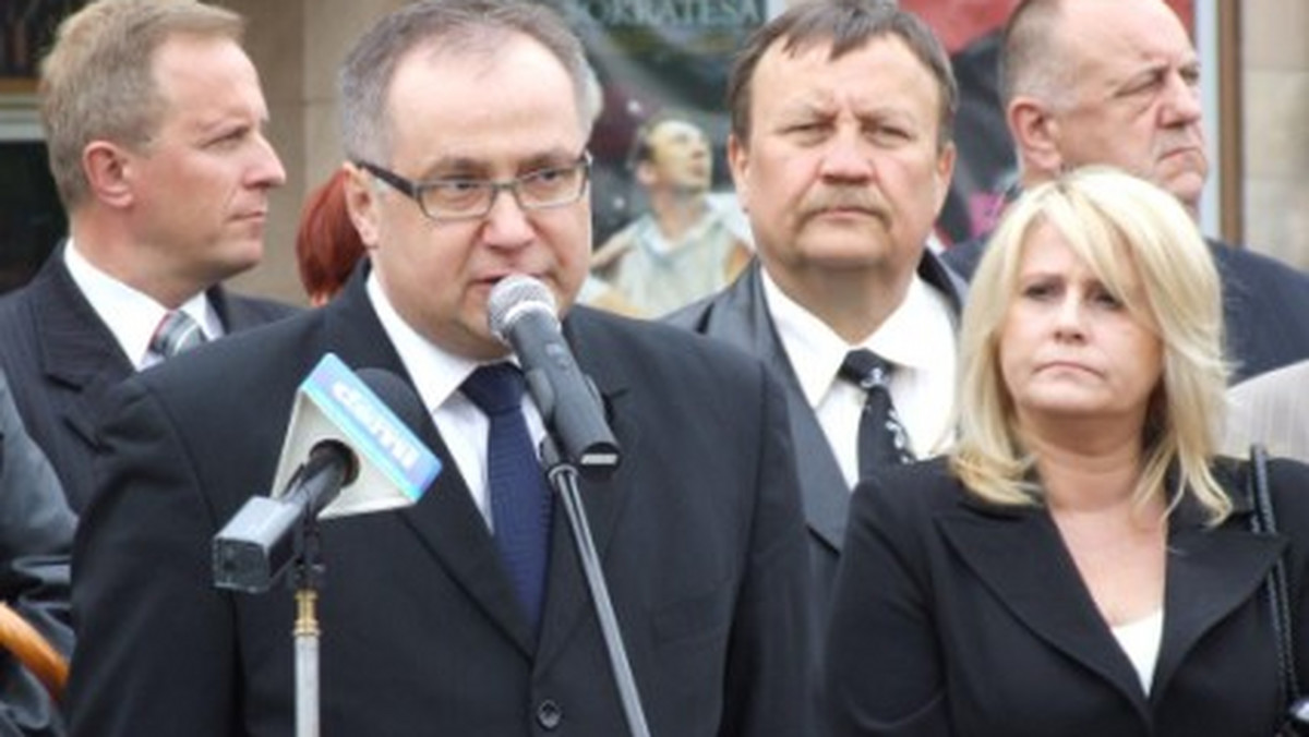 Marek Wikiński (SLD) przedstawił senatorom PiS i PSL propozycję zmiany w ustawie o partiach politycznych, która przewiduje zmniejszenie subwencji dla partii w latach 2012-2013 według zasady, że im lepszy wynik ugrupowanie osiągnie w wyborach parlamentarnych, tym mniej otrzyma pieniędzy z budżetu.
