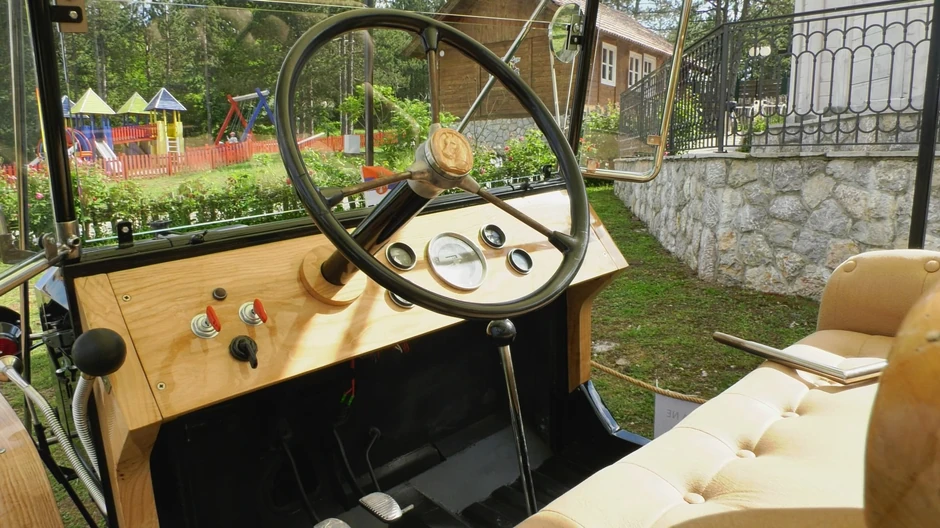 Radoslav Matović sa replikom prvog automobila koji je uvezen u Srbiju