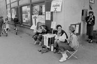 Na zdjęciu uliczny punkt informacyjny Warszawskiego Komitetu Obywatelskiego, w którym można było się dowiedzieć, jak głosować na Solidarność, Warszawa, 4 czerwca 1989 r.