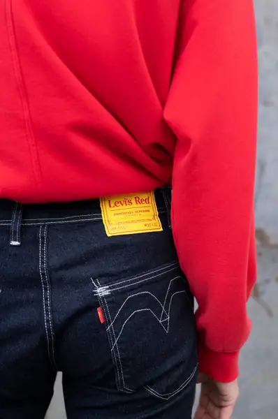 W sezonie wiosna-lato 2021 Levi&#39;s® Red udoskonala klasykę 