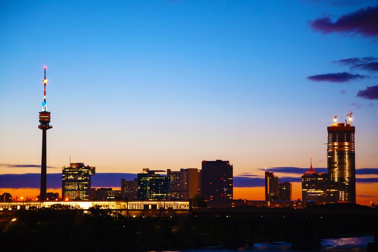 Za nimi ze sprzedażą poniżej 80 mln dolarów spotkać można jeszcze Wiedeń, Monachium, Berlin, Zurych oraz Sztokholm. Można w związku z tym powiedzieć, że aukcyjny rynek sztuki zdominowany jest aktualnie przez trzech gigantów - Nowy Jork i Londyn na zachodzie oraz Pekin na wschodzie. Nic również nie zapowiada, żeby ten triumwirat w najbliższym czasie został rozbity.