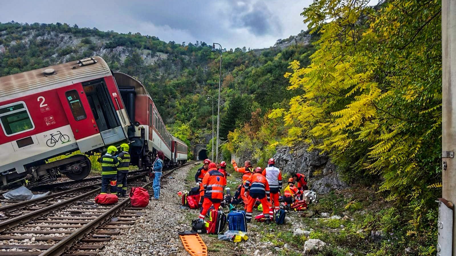 Pred tunelom v obci Jablonov nad Turňou došlo k zrážke dvoch rýchlikov.