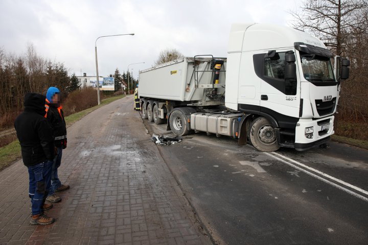 Wypadek na ul. Bałtyckiej w Olsztynie. Kierowca osobowego volvo zderzył się z ciężarówką [ZDJĘCIA]