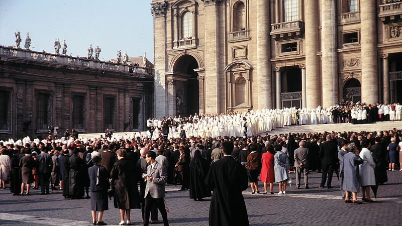 Wielka procesja kapłanów podczas Soboru Watykańskiego II (domena publiczna)