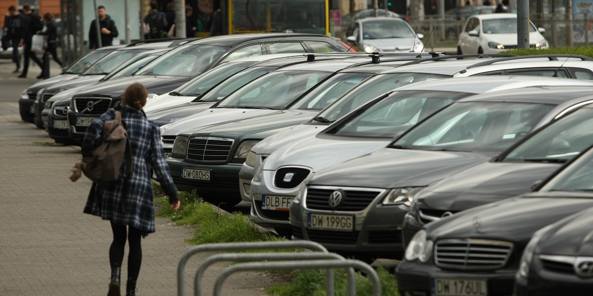 W Polskich miastach brakuje miejsc do parkowania, dlatego chętnych na wynajęcie garaży na razie nie brakuje