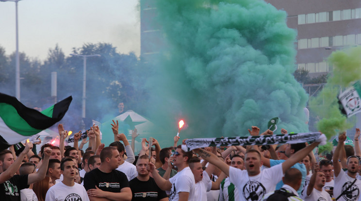 A szurkolók a stadionon kívül szurkoltak több meccsen is kedvenceiknek /Fotó: Fuszek Gábor