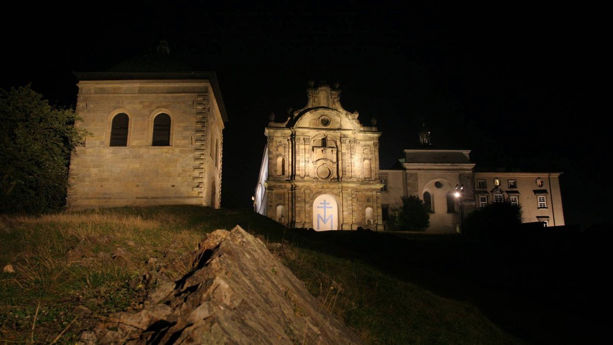 Rozległy system gromadzenia wody, którego najstarsze elementy pochodzą z XVII wieku, odsłonili archeolodzy w wirydarzu klasztoru na Świętym Krzyżu. Zdaniem naukowców odkrycie rzuca nowe światło na sposoby radzenia sobie przez mnichów z niedoborami wody w przeszłości.