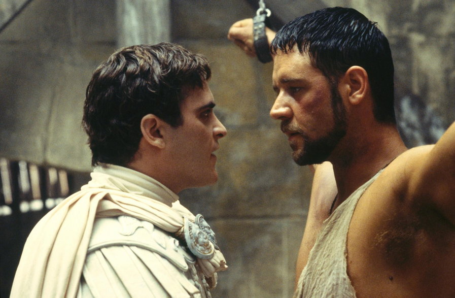 Joaquin Phoenix i Russell Crowe w filmie "Gladiator"