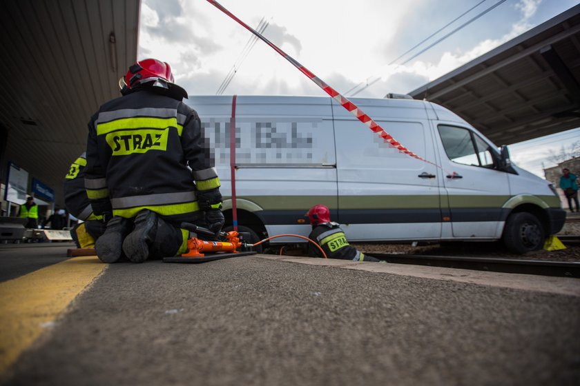 Bus wylądował na torach