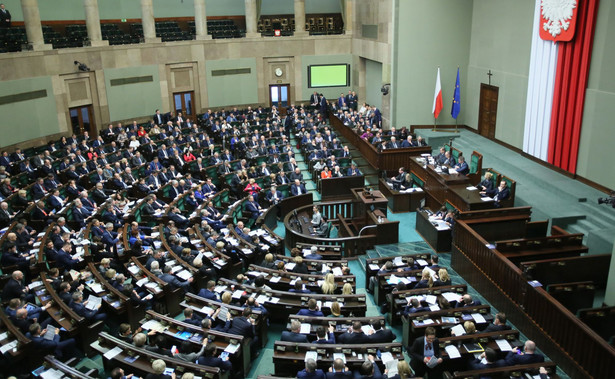 "Żadnych przeprosin panie Schetyna nie będzie, niech pan nie odwraca kota ogonem. Dzisiejsze pańskie wystąpienie to była kompromitacja i Jarosław Kaczyński w swoim 5 -minutowym wystąpieniu, jak to mówią internauci, pana zaorał" - oświadczyła posłanka PiS.