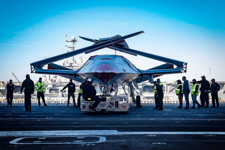 MQ-25 Stingray ma operować z amerykańskich lotniskowców, stąd potrzeba posiadania składanych skrzydeł. Zdjęcie prezentuje drona w trakcie przygotowania do przeniesienia do hangaru na lotnisko.