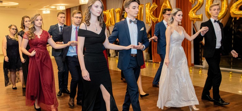 Studniówka 2023. Ile kosztuje zabawa? Opłaca się iść z koleżanką z klasy…