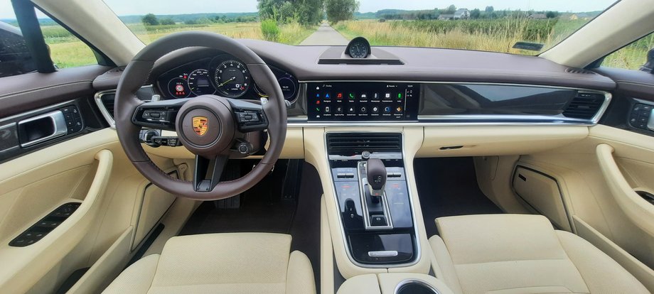 Porsche Panamera 4 E-Hybrid - wnętrze wykończone z dbałością o szczegóły i z użycie wysokiej klasy materiałów. Ergonomia jest bez zarzutu, choć do obsługi rozbudowanej, pokładowej elektroniki trzeba się przyzwyczaić.