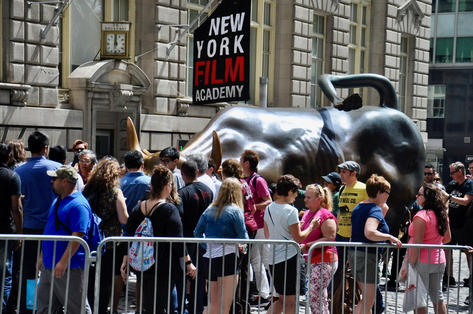 Symbolem Wall Street i świata finansjery jest szarżujący byk, oblegany przez turystów. Posąg ten stoi przy Broadwayu od 1989 roku. Legenda głosi, że temu, kto go dotknie, przyniesie finansowy sukces. 