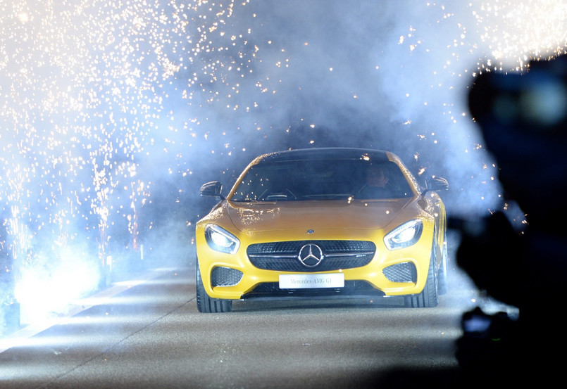 Mercedes chce potrząsnąć konkurencją, o pomoc poprosił specjalistów ze swojej nadwornej stajni AMG. Na celownik bierze uznawane za wzorzec porsche 911. Zawodnikiem, który ma walczyć z "dziewięćsetjedenastką" jest najnowszy mercedes-AMG GT - następca legendarnego już modelu SLS AMG.